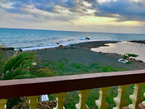 Rustic Beauty Beach Front Hideaway