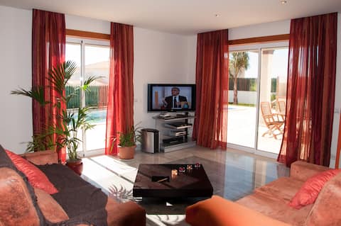 Successful Airbnb property: Amazing Villa in Galé beach, w/ private pool & BBQ in Guia