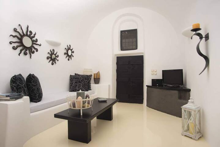 Two bedroom -two bathrooms Villa Santorini gallery image 2