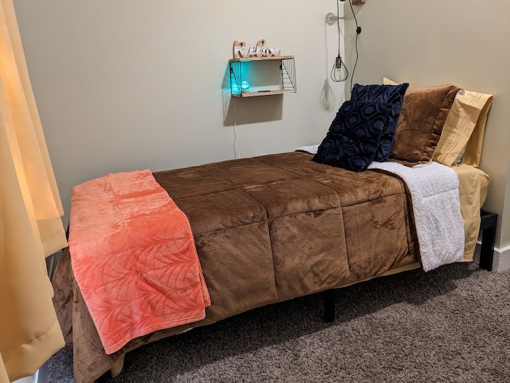 تحتوي غرفة النوم الثانية على سرير مزدوج. لا تحتوي غرفة النوم هذه حاليًا على باب ولكن السرير يقع في كوة وهو خاص جدًا. 