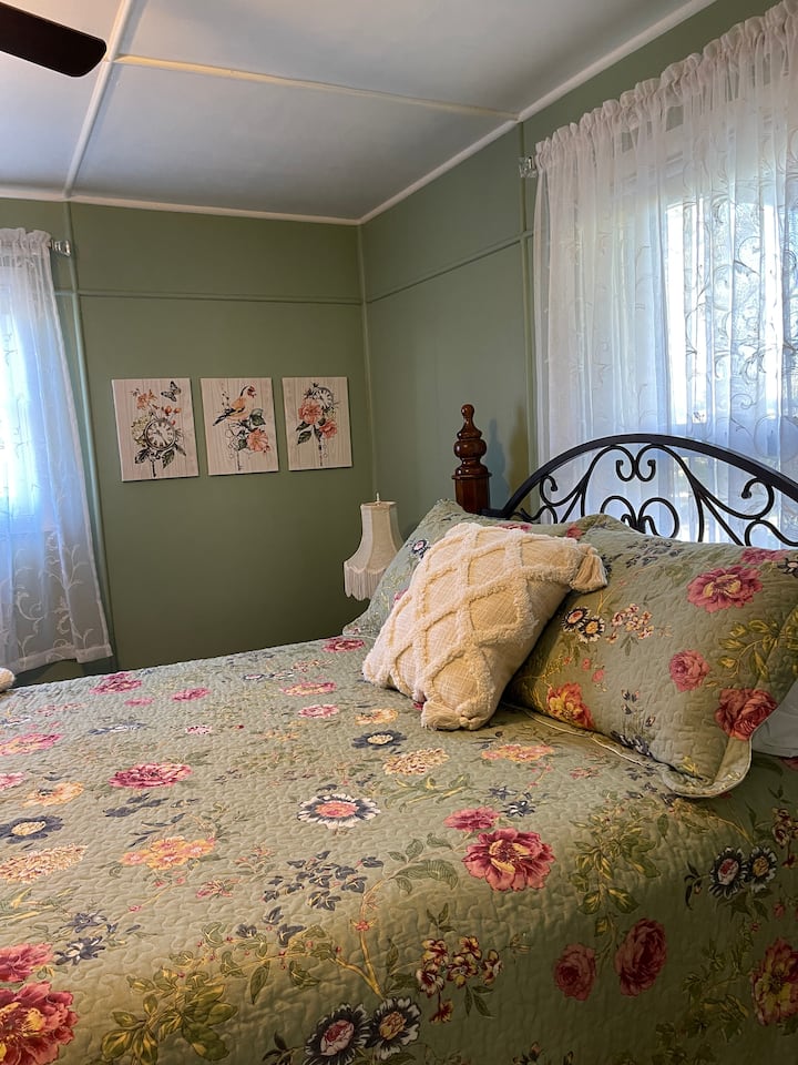 ห้องนอนชั้นล่าง