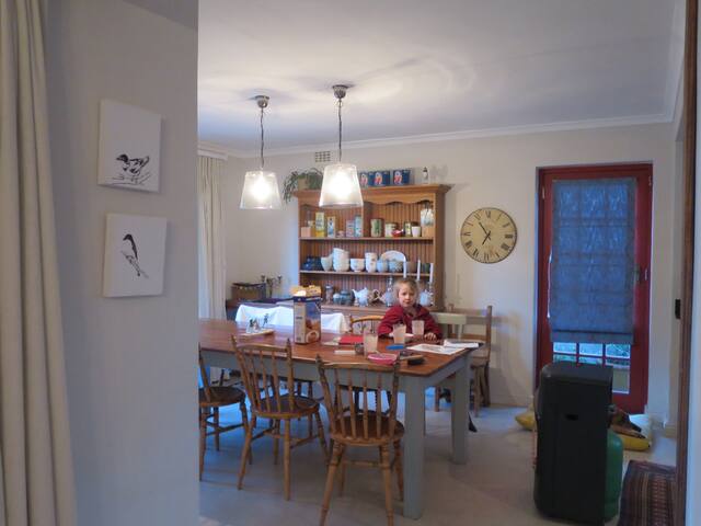 Cape Town family home with lovely garden. gallery image 3