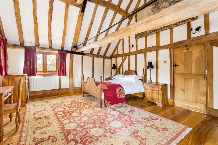 Walnut Barn - Bedroom 3 (First Floor) - magnificant vaulted ceiling showing the full splendour of the oak frame.  Fine tapestry hanging over the bed.