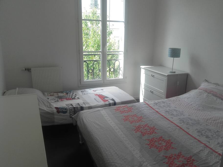 Chambre avec lit 2 personnes et lit simple 1 personne