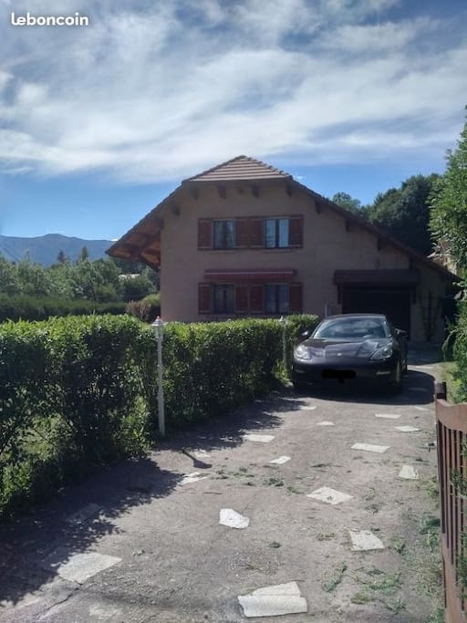 Grande allée d'entrée avec possibilité de garer plus de 5 véhicules dont une dans un garage fermé