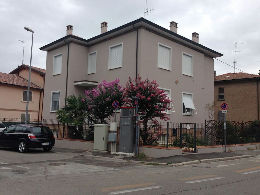 col giardino fiorito dalla primavera all'autunno ed il parcheggio gratuito davanti a casa.