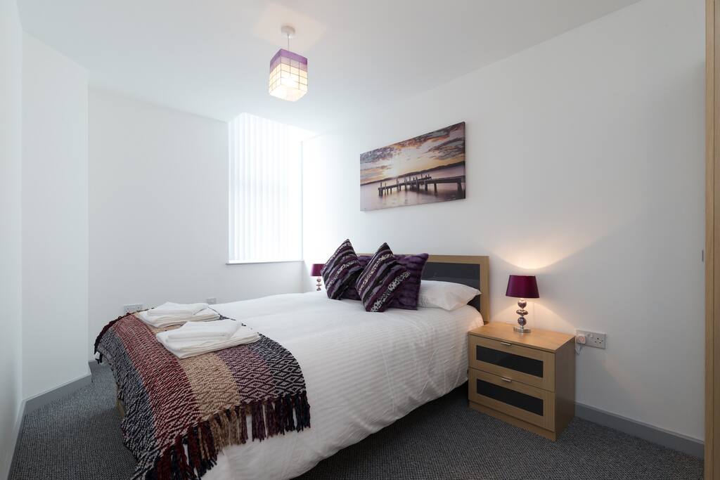 Kingsize bed, bedside draws, lamps