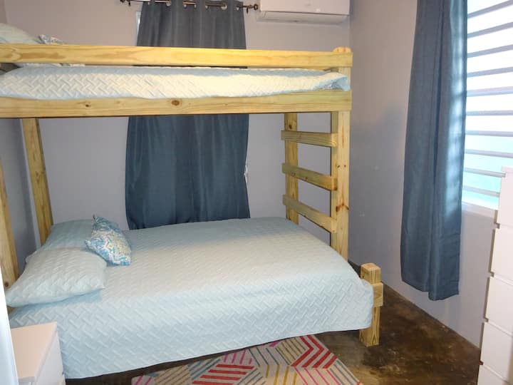 Dormitorio 3.  1 cama completa con litera individual y pack 'n play (mueve el paquete y el juego a la habitación que quieras.  Se guarda debajo de esta cama, con la trona).