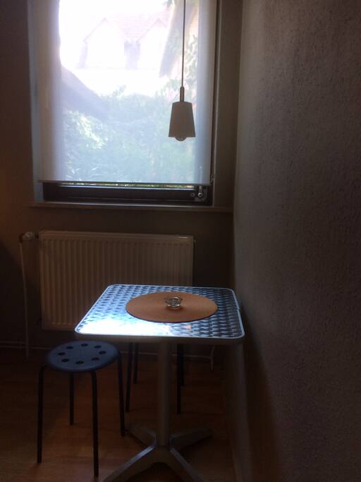Küche / Essplatz mit Blick in begrünten Innenhof