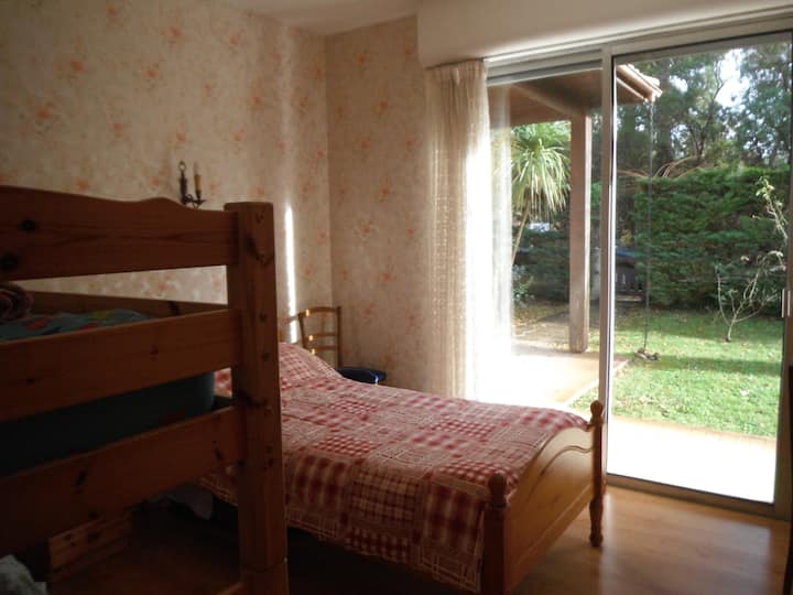 חדר שינה עם 3 מיטות