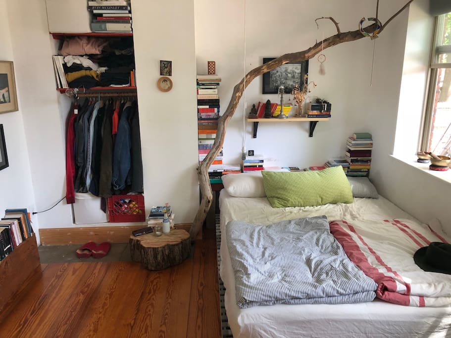 Quiet bedroom overlooking the garden