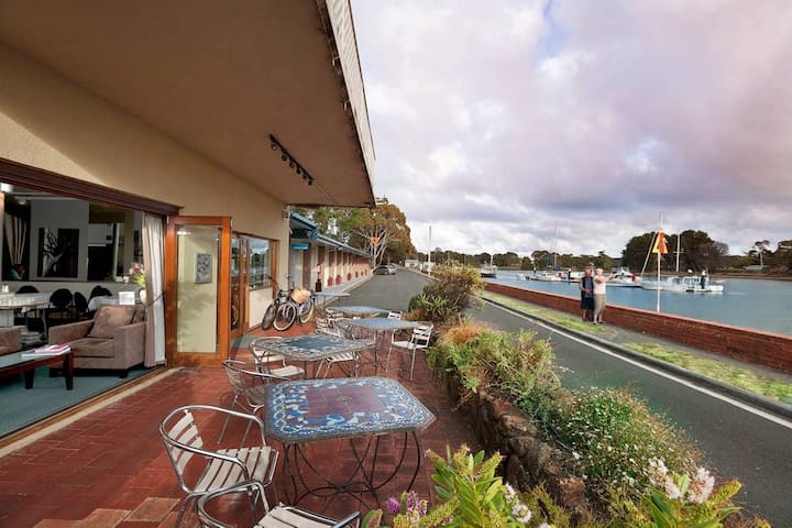 The Waterfront Wynyard Accommodation