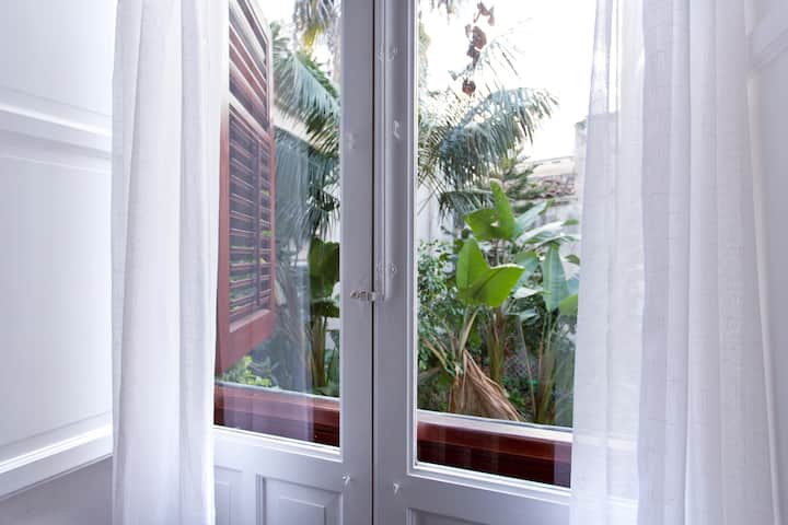 Vista del dormitorio del patio interior con jardín