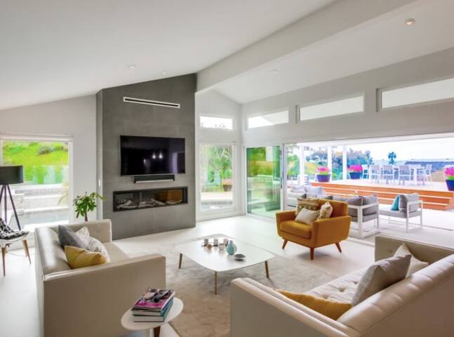 Modern Beach House Stunning Views! gallery image 3