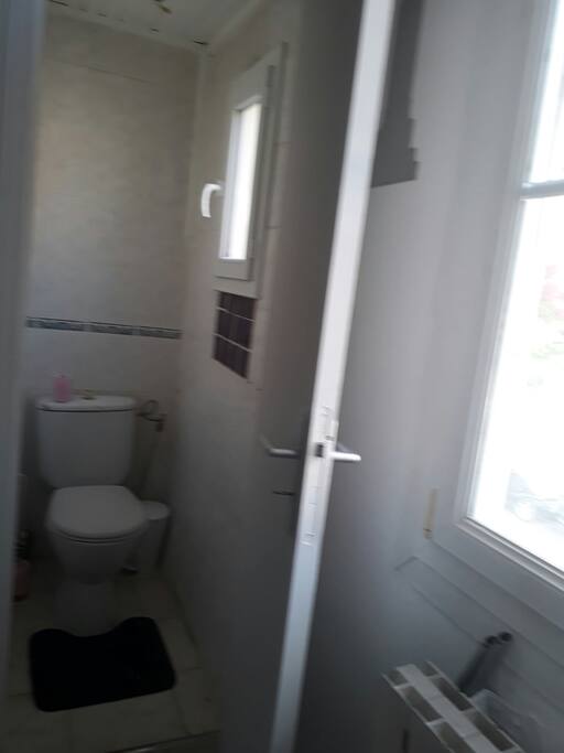 wc indépendant avec fenêtre.