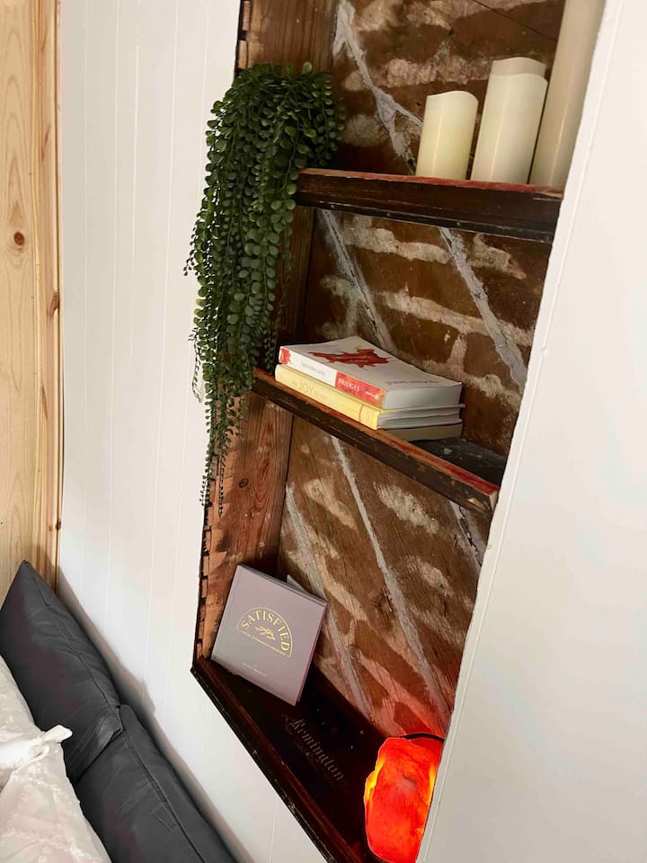 ชั้นวางของเหล่านี้มาจากเปียโนเรมิงตันเก่าที่เคยอยู่ในโบสถ์เราชอบที่จะนำตัวละครกลับเข้ามาในสถานที่อย่างสนุกสนานไม่เหมือนใคร! 