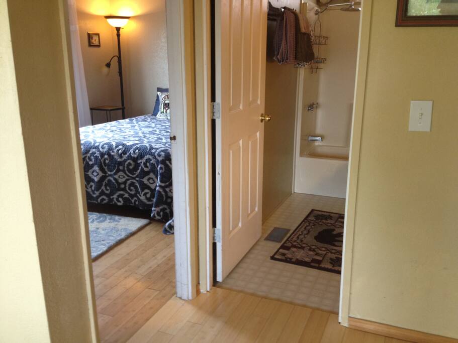 Private bathroom with tub between the 2 guest bedrooms