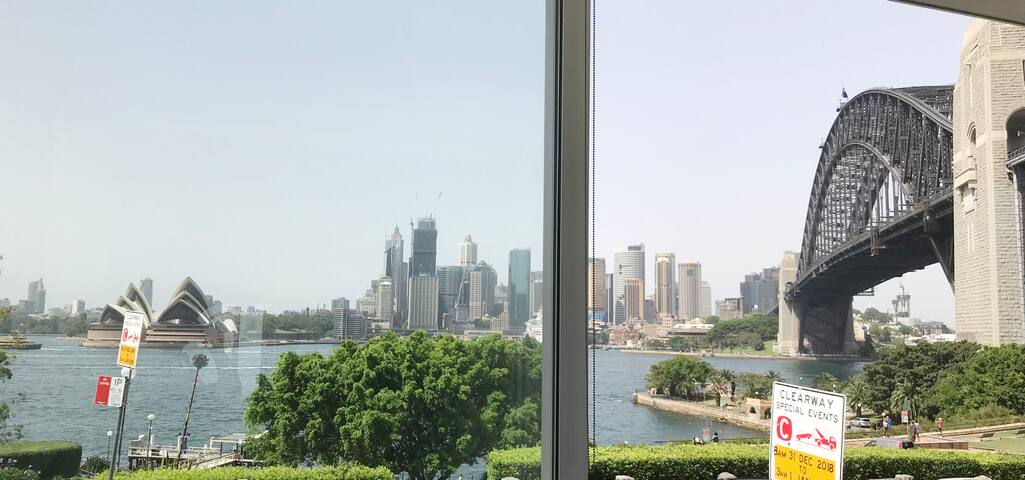 FABULOUS VIEWS OF THE HARBOUR BRIDGE / OPERA HOUSE gallery image 5