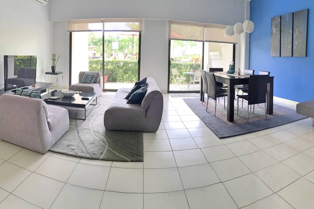 Un apartamento con todas las comodidades de su casa, espacioso, acogedor y en el primer piso lo que le permite a sólo pasos tener acceso a la piscina más grande de todo Jacó.