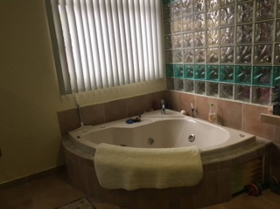 El Jacuzzy esta dentro de la Suite