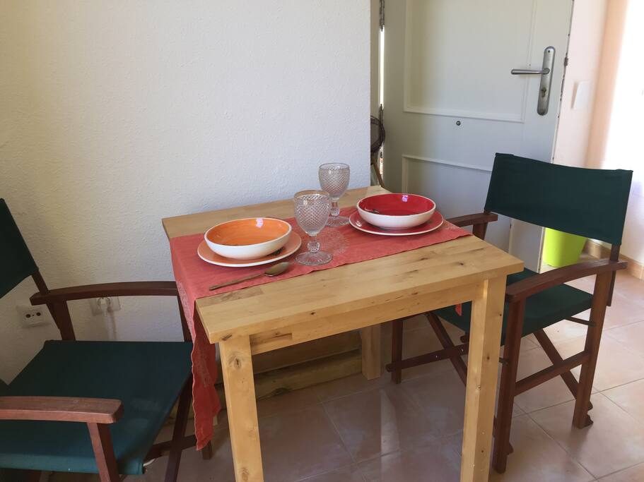 Comedor interior.Vajilla de autor