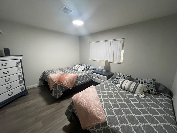 Პირველი საძინებელი ორი ორადგილიანი  საწოლით 
