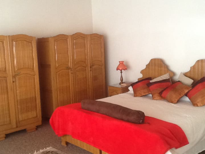 Stunning room with kingsize bed and view of garden