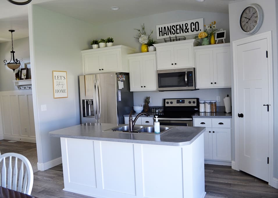 Stainless steel appliances, great kitchen for cooking and entertaining