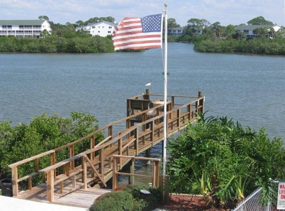 Private fishing pier - enjoy the sunrise with your coffee here!