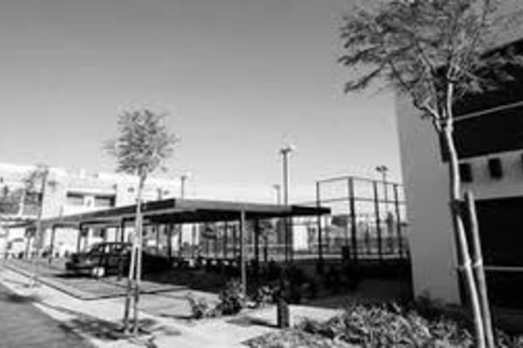 aparcamiento privado y pista de paddle