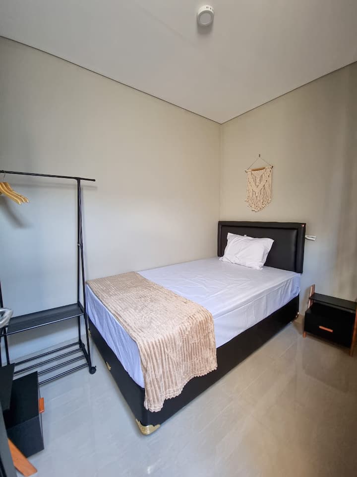 Საძინებელი ერთადგილიანი საწოლით მე-2 სართულზე