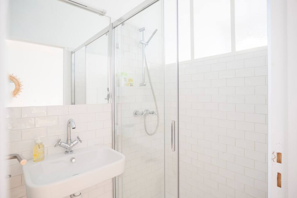 My sister little sister Lily just finished her architecture master and designed the bathroom. It is such an improvement and we hope you'll like it!