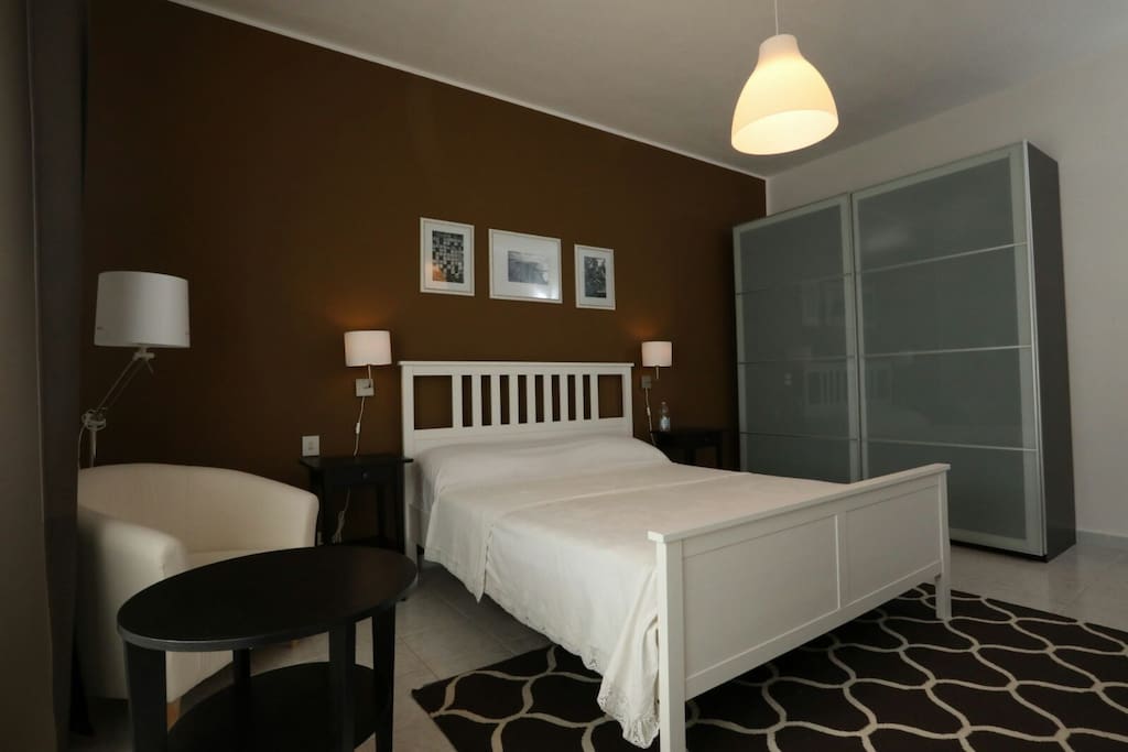 IT: La camera matrimoniale con armadio ad ante scorrevoli
EN: Big bedroom with sliding doors wardrobe