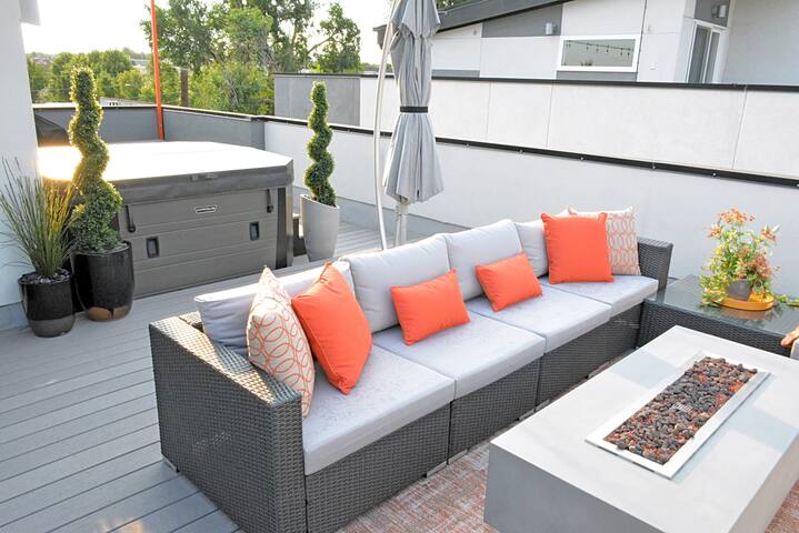 Modern Highlands Townhome with Amazing City Views! gallery image 3