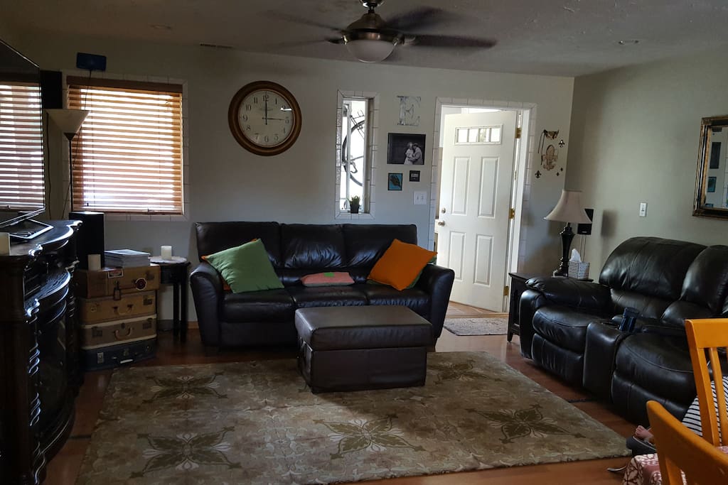 Living room with seating for 5/6 - queen sleeper couch