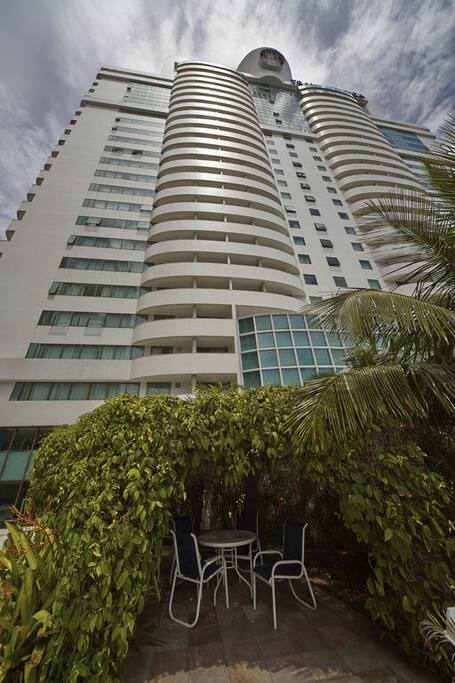Nossos flats são revitalizados com moderna decoração , 28m² com um dormitório. Estão equipados com duas camas de solteiro, ar condicionado, cofre individual, Frigobar, rádio-relógio e tv a cabo. Estação de trabalho. Ferro e tábua de passar roupas. Um banheiro com Box, secador de cabelos, enxoval completo e kit de amenidades. Internet: Conexão wi-fi como cortesia.