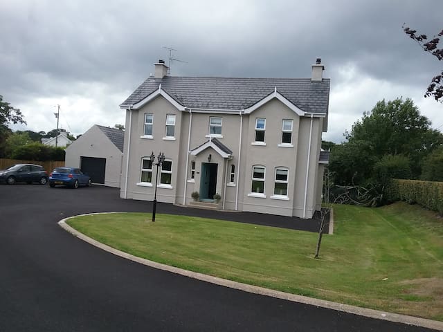 Country home, close to North Coast, free breakfast