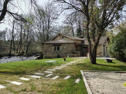 Enjoy a dream stay at the Monjonc mill!