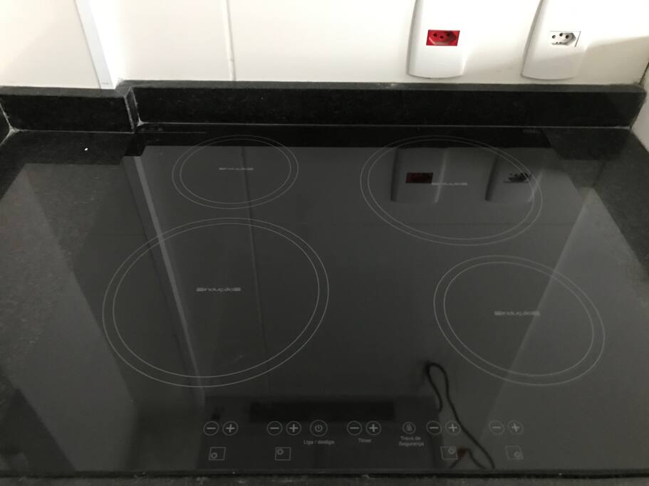 Cooktop por indução e panelas prontas para preparar sua refeição.