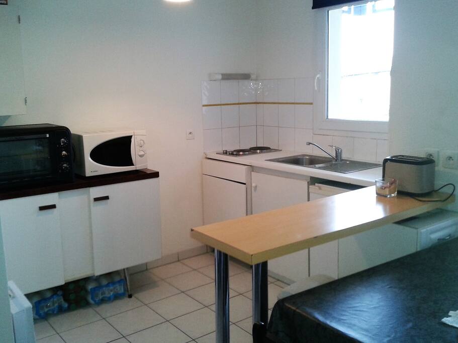 cuisine équipée, table et 4 chaises