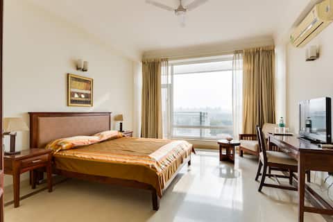 Penthouse 402 Del Court JP Greens 10 min to Expo