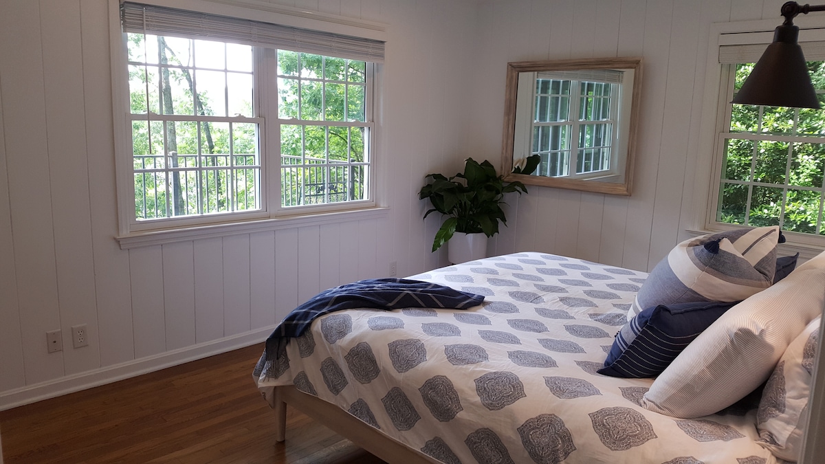 Charming lakefront cottage on Lake Lanier w/dock