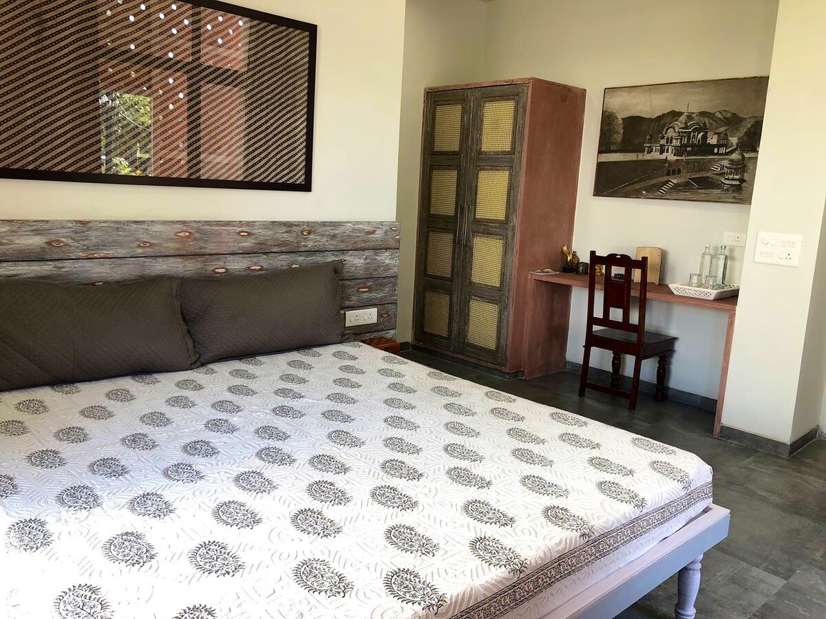 Veľká manželská posteľ a veľa prirodzeného denného svetla 