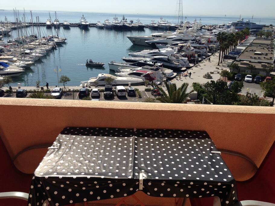 terrasse plein sud face au quai d 'honneur du port camille rayon