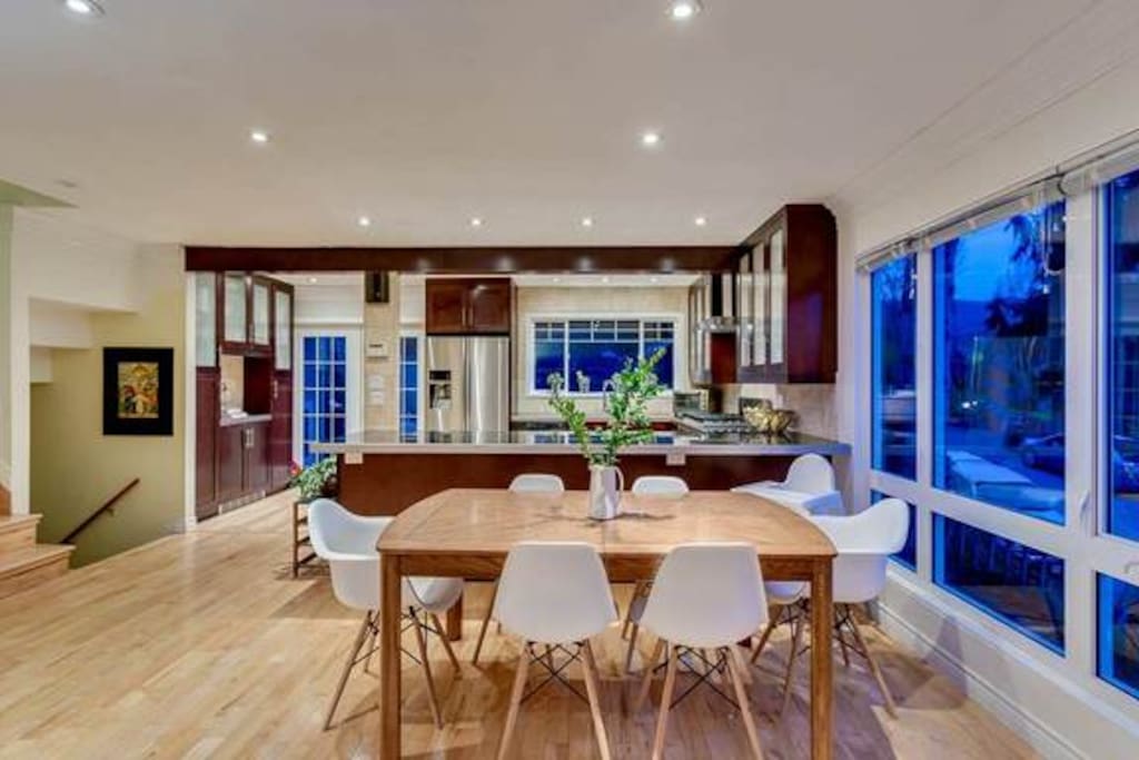 Spacious open concept dining area.