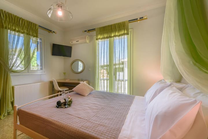 Spavaća soba s bračnim krevetom i balkonom