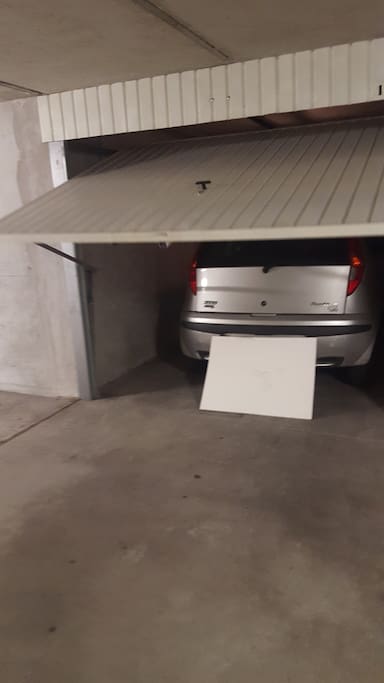Garage clos avec porte automatique