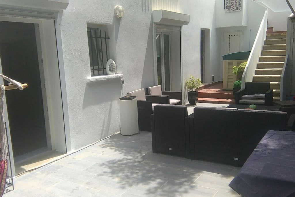 La terrasse privative à l'arrière donne sur une pièce avec une partie chambre et une partie salon (image suivante)