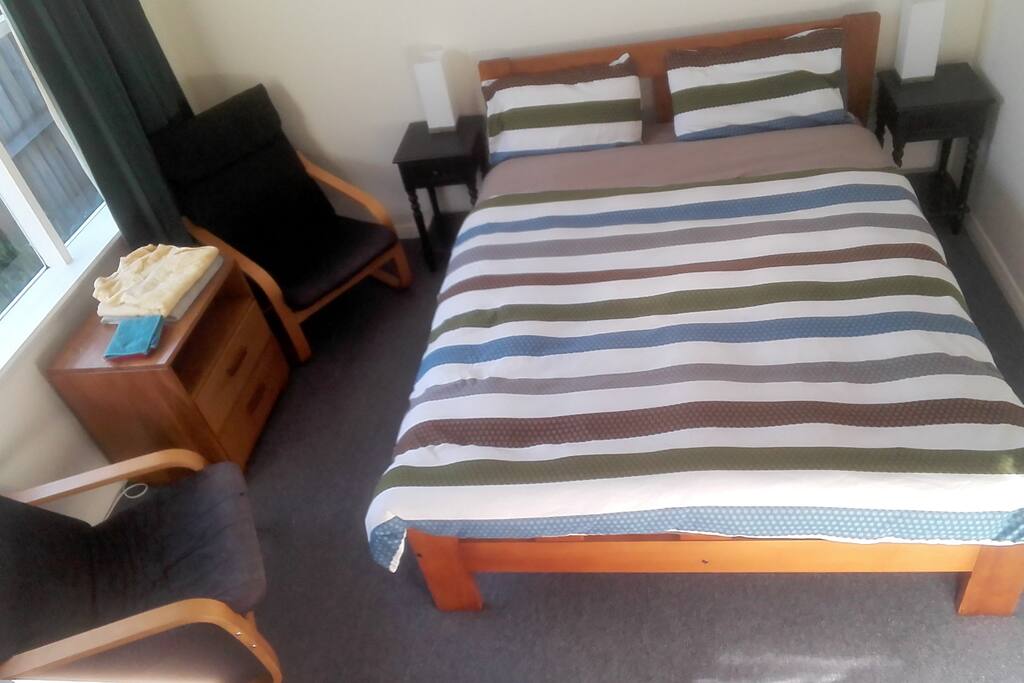 Comfortable queen size bed, feather and wool duvets