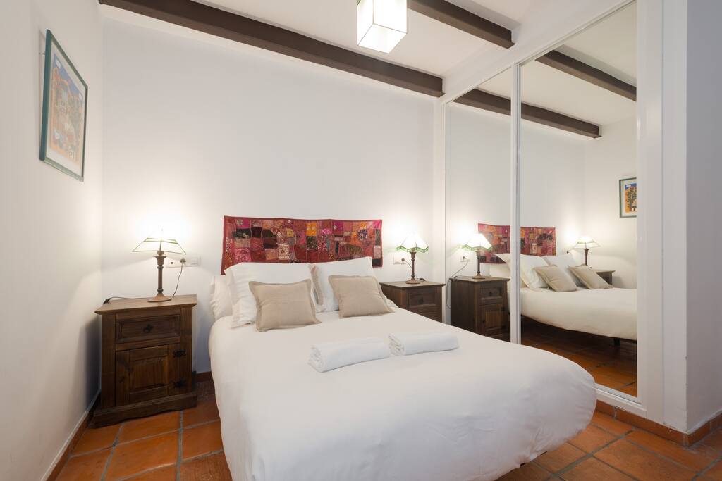 habitación con cama doble